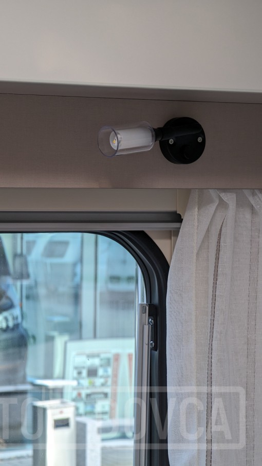Polointegrovaný obytný vůz XGO Dynamic 22P Plus - interiér. Půjčovna a prodej obytných vozů Ústí nad Labem a Praha.
