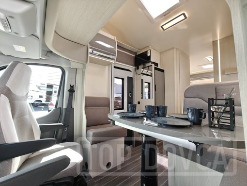 Interiér obytného vozu nobelART A-7000 Elegance - modelový rok 2025.