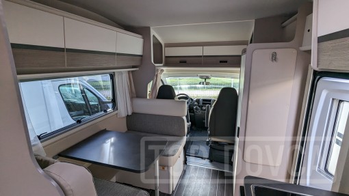 Polointegrovaný obytný vůz XGO Dynamic 22P Plus - interiér. Půjčovna a prodej obytných vozů Ústí nad Labem a Praha.